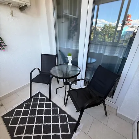 Daky Near Airport ,tram And Center Apartamento